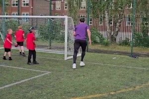 在假日營(yíng)地活動(dòng)中，馬奎爾接小孩哥助攻頭球攻門(mén)