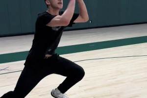 難怪基本功這么扎實(shí)！原來(lái)王俊杰在訓(xùn)練中一直有進(jìn)行腳步訓(xùn)練??