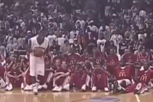 父與子！18歲詹姆斯與19歲布朗尼，參加肯德基扣籃大賽動(dòng)作對比！