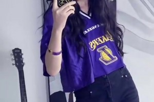 黑絲美女詹密表白詹姆斯：我愛老詹!我愛湖人!