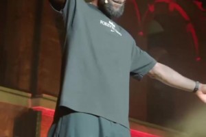 高興得跳起舞來(lái)了??詹姆斯亮相外灘，出場(chǎng)引全場(chǎng)球迷瘋狂歡呼！