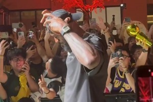 招牌動(dòng)作！詹姆斯上海中國(guó)行，手動(dòng)為自己戴上皇冠~