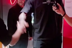 中國(guó)球迷結(jié)合中華傳統(tǒng)文化制作禮物，詹姆斯握手連聲致謝~