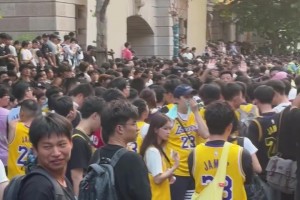 可以用夸張來(lái)形容！上海街頭擠滿了對(duì)詹姆斯熱情似火的球迷?。? >
                                        </div>
                                    </div>
                                                                        <div   id=