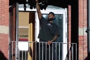 排場(chǎng)這塊必須的！詹姆斯在上海外灘的現(xiàn)場(chǎng)，率先從四樓陽(yáng)臺(tái)亮相~