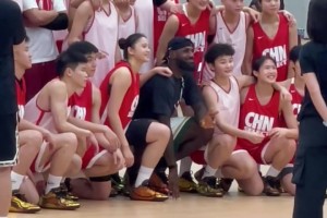 女隊顏值不錯！詹姆斯和國青隊員合影，原來老詹也喜歡比耶啊！