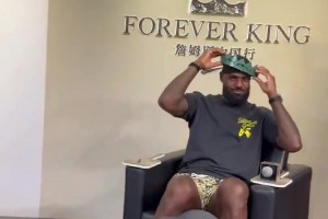 詹姆斯成都現(xiàn)場戴王冠，但準備的這個王冠尺寸好像太大了