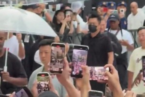 老詹到成都萬象城外與球迷打招呼，大家集體高呼“MVP”！