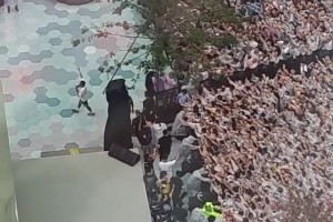 這人氣太夸張！??成都萬象城外，擠著密密麻麻的球迷來見老詹