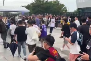 成都詹姆斯現(xiàn)場…都說追星女瘋狂 看追星的男生更瘋狂吧？