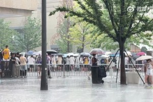 這是真愛??！老詹成都行遇上大雨，大批粉絲仍紛紛打傘冒雨等待