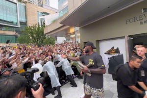 火爆！詹姆斯成都行 現(xiàn)場無數(shù)球迷激情四射