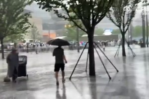 風雨無阻！球迷們頂雨在活動現(xiàn)場等候詹姆斯