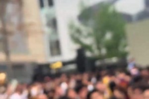 從高空視角看看，大批球迷在成都萬象城外等待老詹到來！