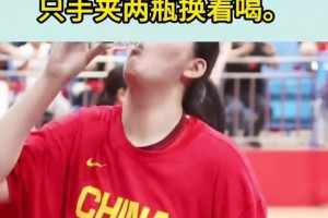 感受下張子宇的巨掌，555毫升礦泉水秒變口服液，還能一次夾倆