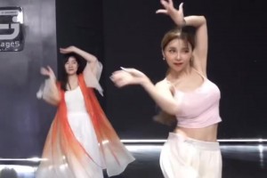 這也太寵粉了！老詹在成都萬象城一露面，就給球迷送禮物！