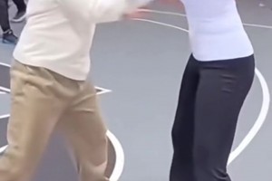 這應(yīng)該是無意的吧？小伙防守過程中，一不小心揩油野球場肘姐??