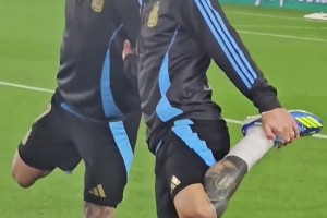 情難自已??！賽前梅西與德保羅一起熱身時(shí)笑著笑著就哭了…