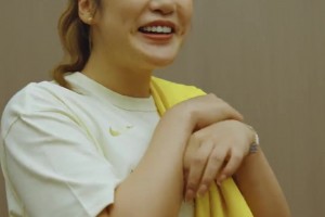 夢姐那叫一個開心！李夢贈送老詹及其女兒小禮物 老詹回贈to簽