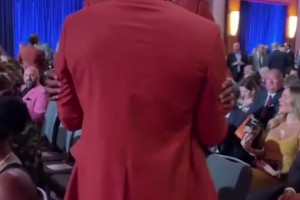 熱火三巨頭還缺一個！波什和韋德在名人堂紅毯重聚，熱情相擁