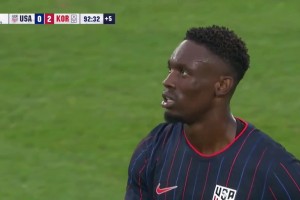 這都不進(jìn)嗎？巴洛貢近距離3連擊射門(mén)，兩次被趙賢祐撲出+中框！