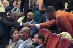 老搭檔??詹姆斯抵達名人堂現場，與前隊友波什開心握手~