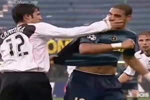 不慣著！當(dāng)年阿德遭瓦倫西亞球員暗算，藍黑國王直接“正當(dāng)防衛(wèi)”