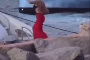 貝林厄姆帶著性感女友度假~受了傷只能無奈出來和女友約會啦??