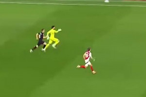 ??你見過守門員跑得這么快的嗎？