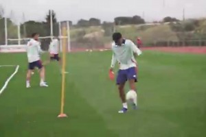 不管是訓(xùn)練場(chǎng)還是賽場(chǎng)，亞馬爾總是與眾不同