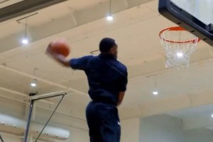 不止有速度???？怂褂?xùn)練營(yíng)，在小球員面前展示空接大風(fēng)車暴扣！