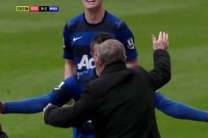 回憶殺！范佩西結(jié)束進球荒，與弗爵爺擁抱慶祝