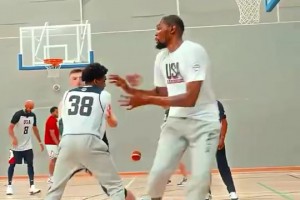 楊毅：杜蘭特就去勇士拿了冠軍后才被稱為小王，不然就登威一級別