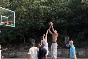 這才是真正的中國(guó)行？“高僧”文班少林寺跳投欺負(fù)人！出手比筐高
