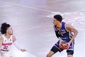 文班亞馬這操作簡(jiǎn)直不要太離譜！三分出手后，立馬就閃現(xiàn)籃下補(bǔ)扣