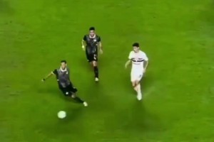 奧斯卡經(jīng)驗(yàn)太足了，卡位對(duì)抗護(hù)高球，看他在中超踢球太享受了