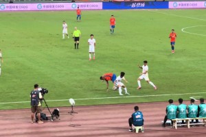 比賽尾聲階段克雷桑跌跌撞撞卻連過(guò)數(shù)人，對(duì)手只能靠犯規(guī)斷球