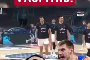 這是發(fā)生了甚么？約基奇突然給隊友約維奇來了一下，表情不太對勁