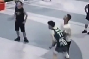 野球場上連續(xù)4次故意墊腳最后一次直接掃堂腿，這男的脾氣夠好的