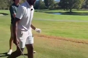 布朗尼休賽期在苦練高爾夫啊！好像打得比爸爸詹姆斯更好？