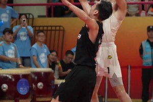 顏謀植滯空上籃，防守球員落地了，他還在天上...