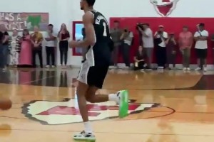 文班亞馬下沉社區(qū)為球迷表演扣籃 這狀態(tài)下賽季滿血回歸？??