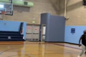 庫里下賽季打球身上穿個游泳圈，方便裁判看有沒有被侵犯圓柱體