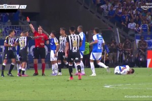 得不償失！當(dāng)著裁判面報復(fù)對手！裁判：你簡直無法無天，紅牌！