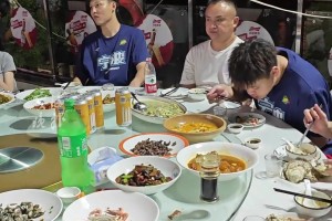 浙BA寧波隊主場作戰(zhàn)獲勝，寧波大排檔準(zhǔn)備300只梭子蟹為球隊?wèi)c功