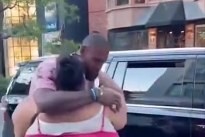 幸災(zāi)樂禍的追夢(mèng)！名場(chǎng)面：和女球迷一比，詹姆斯追夢(mèng)都變小只了！