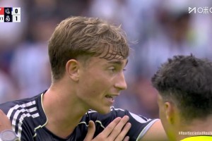 黑哨？赫伊森拉倒反擊的對(duì)手被直紅罰下，阿隆索抗議染黃