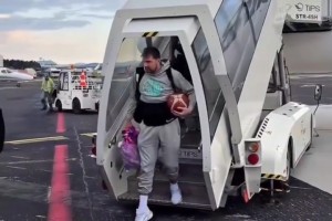 東契奇飛抵斯洛文尼亞：抱球回國獲熱烈歡呼 機(jī)場(chǎng)為球迷簽名