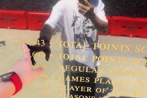 緬懷！趙繼偉在湖人主場(chǎng)加密中心球館外的科比雕像前留念~