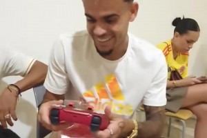 不要質(zhì)疑友情！迪亞斯定制手柄印有若塔名字！